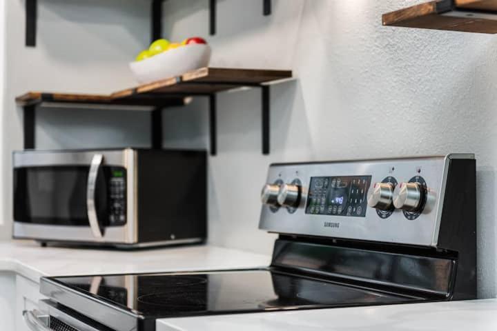 セーフティ・ハーバーModern House In Clearwater With Access To A Shared Swimming Poolアパートメント エクステリア 写真