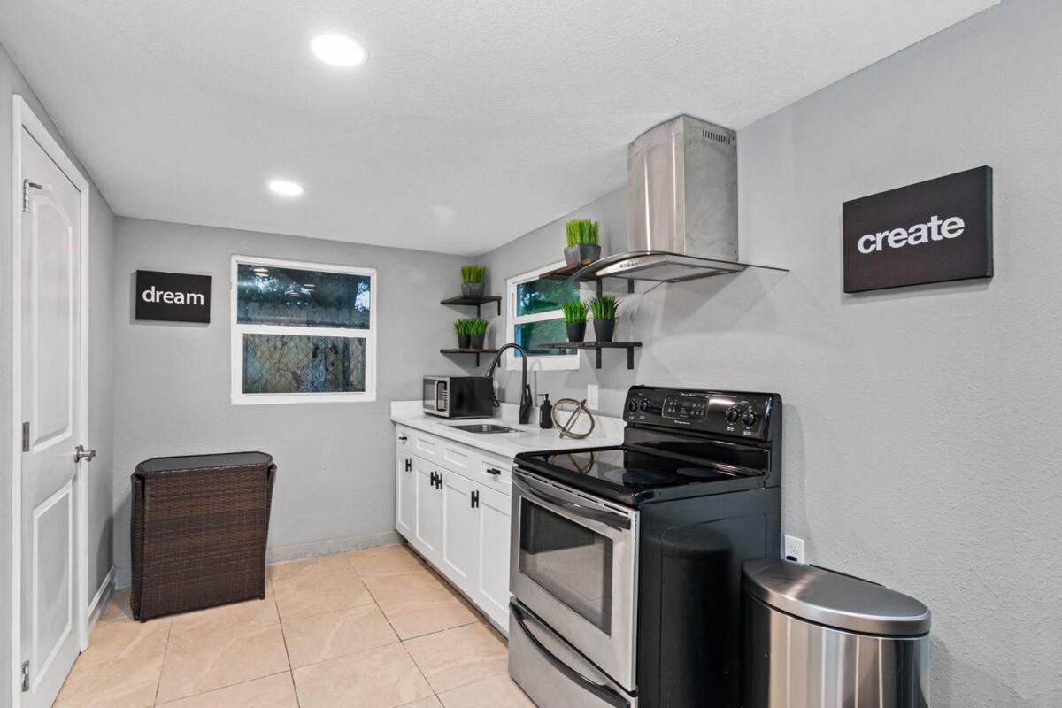 セーフティ・ハーバーModern House In Clearwater With Access To A Shared Swimming Poolアパートメント エクステリア 写真